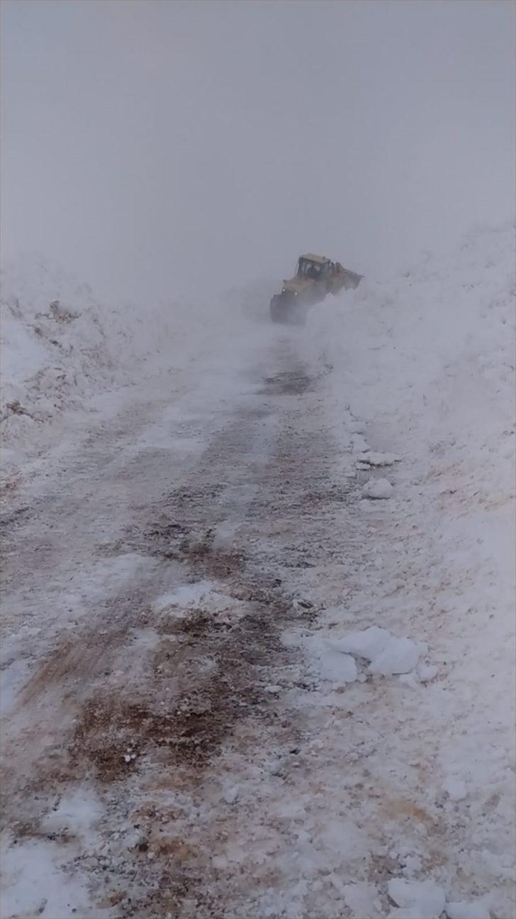 Sivas'ta tipide mahsur kalan ÇEDAŞ ekiplerinin imdadına karla mücadele ekipleri yetişti G2