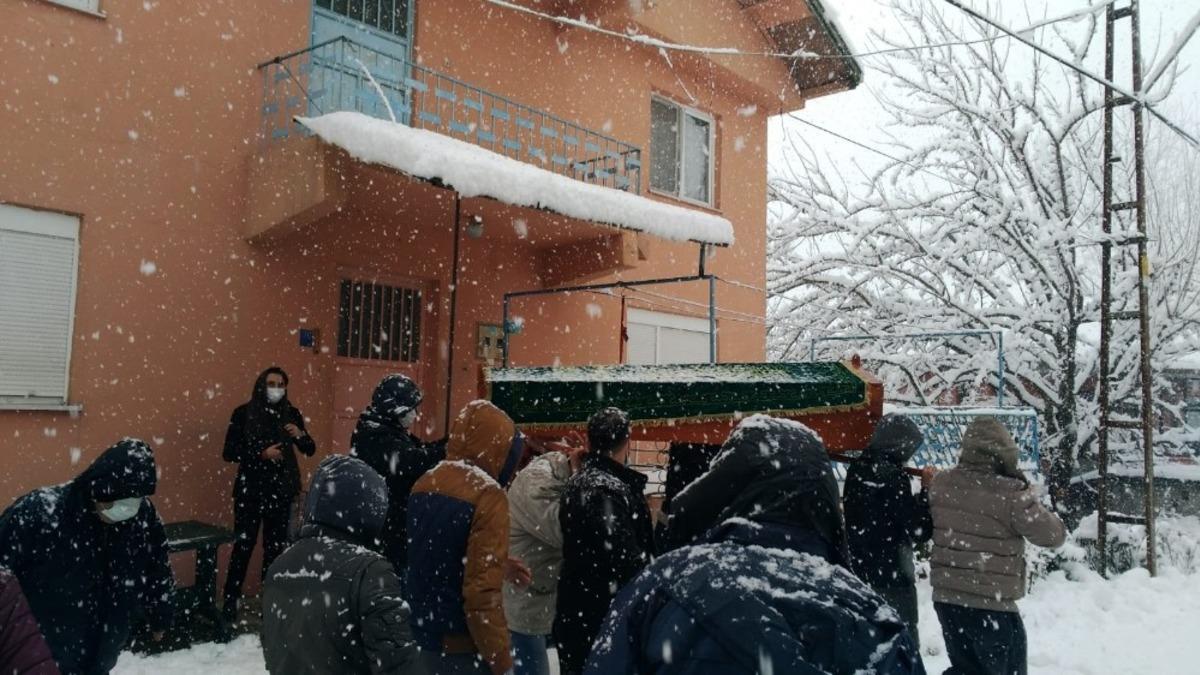 Av t&uuml;feği ile vurulan adam memleketinde toprağa verildi