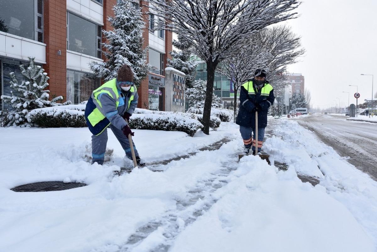 Tepebaşı&rsquo;nda ekiplerin kar ile m&uuml;cadelesi