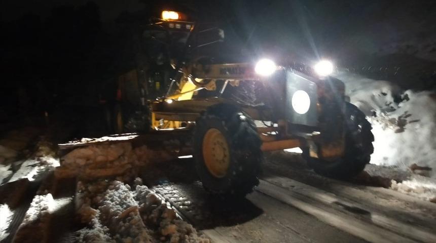 Manisa&rsquo;da karla m&uuml;cadele gece boyunca devam etti