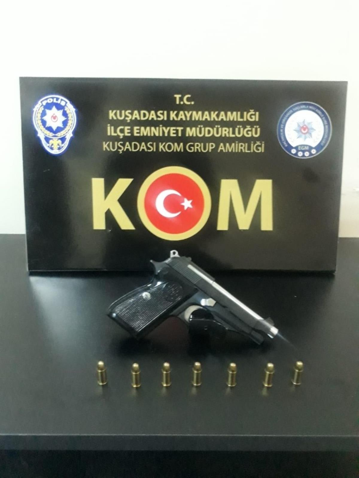 Kuşadası&rsquo;nda ş&uuml;phe &uuml;zerine durdurulan ara&ccedil;tan ruhsatsız silah ve mermi &ccedil;ıktı