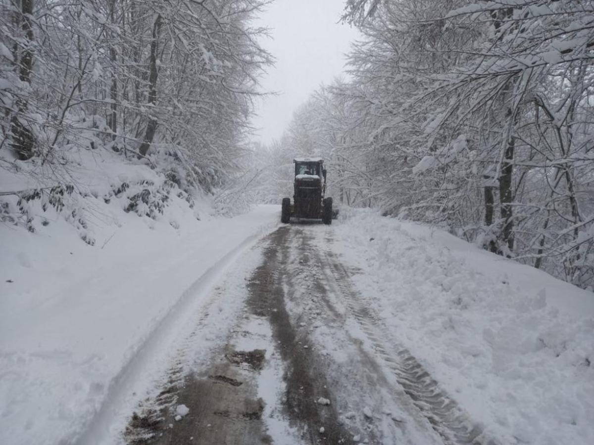 &Ccedil;aycuma&rsquo;da kapanan k&ouml;y yolları i&ccedil;in &ccedil;alışmalar aralıksız devam ediyor