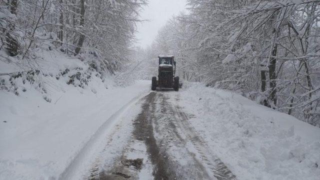 Çaycuma’da kapanan köy yolları için çalışmalar aralıksız devam ediyor