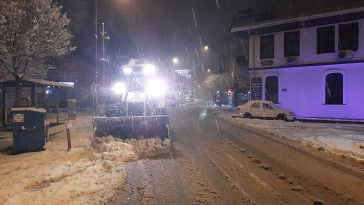 İnegöl Belediyesi karla mücadeleyi aralıksız sürdürüyor G3