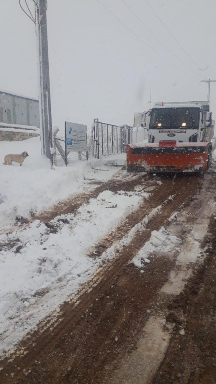 İnegöl Belediyesi karla mücadeleyi aralıksız sürdürüyor G5