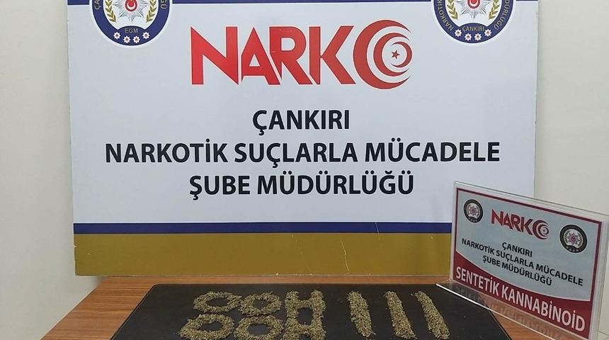 Polisler ele ge&ccedil;irilen uyuşturucu ile &rsquo;ohh ohh&rsquo; yazarak Bakan Soylu&rsquo;ya destek verdi