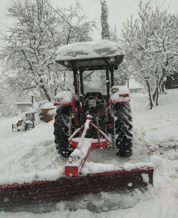 Karla kaplı yolları kendi imkanlarıyla açan muhtarın paylaşımı gülümsetti G2