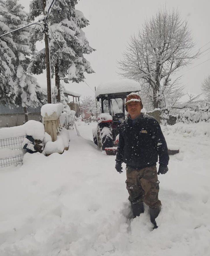 Karla kaplı yolları kendi imkanlarıyla açan muhtarın paylaşımı gülümsetti G3
