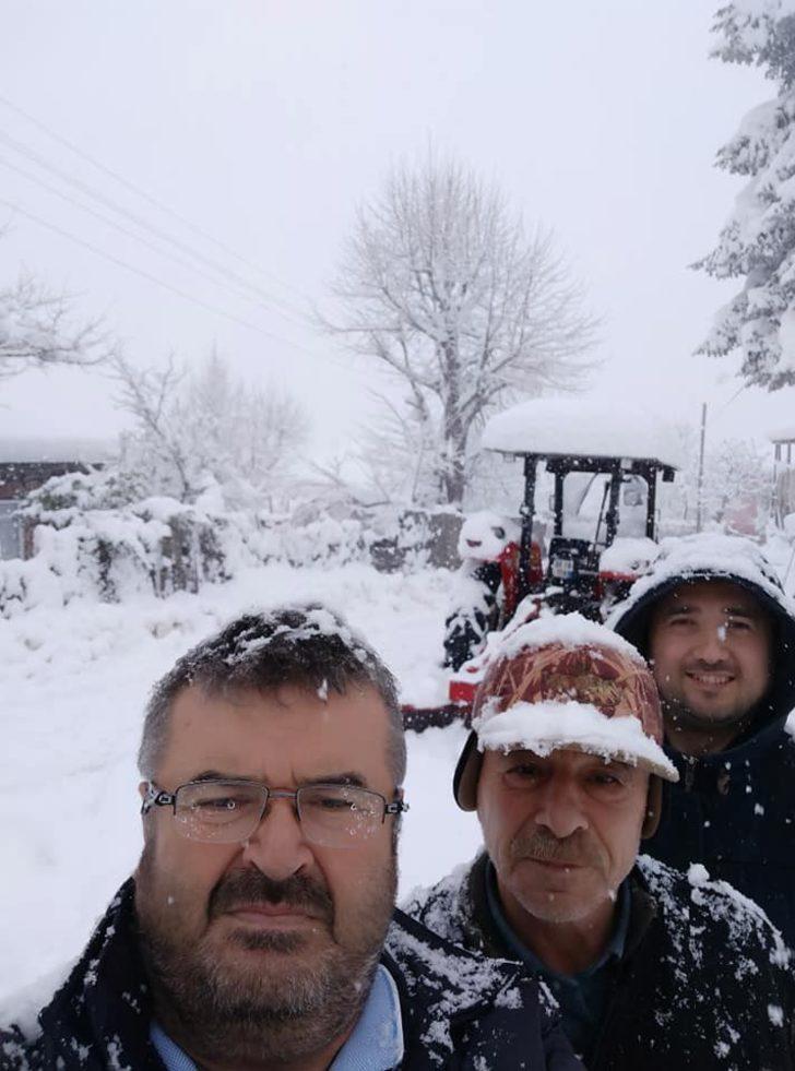 Karla kaplı yolları kendi imkanlarıyla açan muhtarın paylaşımı gülümsetti G4