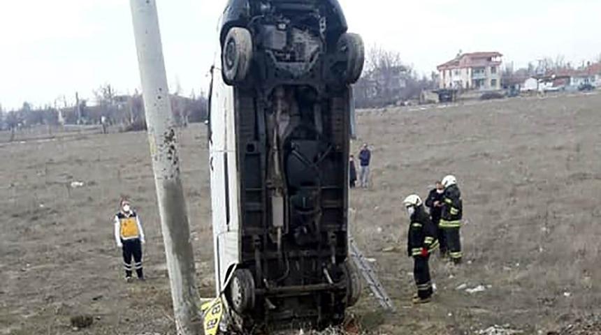 Yoldan &ccedil;ıkan kamyonet şaha kalktı: 1 yaralı