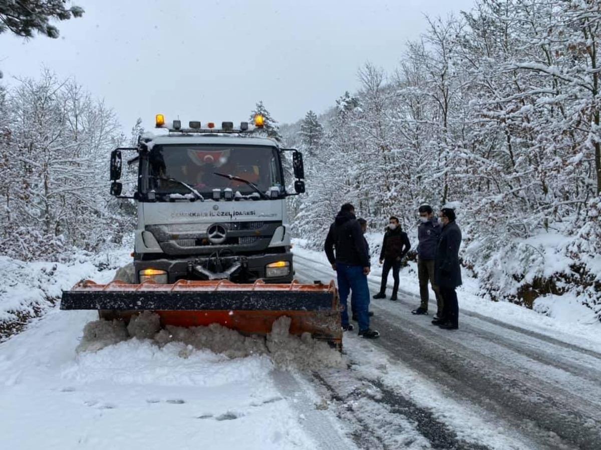 Yenice&rsquo;de buzlanan yolda tır şarampole devrildi