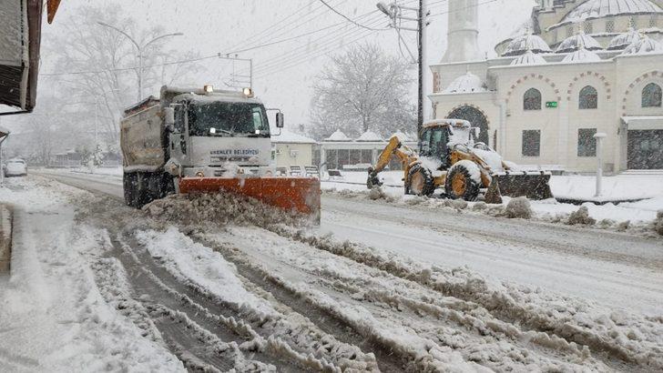 Erenler’de ekipler karla mücadele çalışmalarını aralıksız sürdürüyor G2