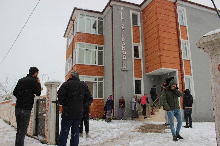 Binanın elektrik panosunda çıkan yangın vatandaşı sokağa döktü G1