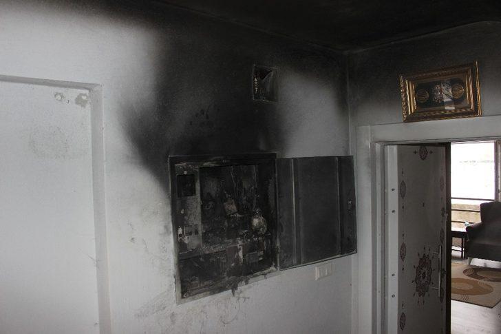 Binanın elektrik panosunda çıkan yangın vatandaşı sokağa döktü G3