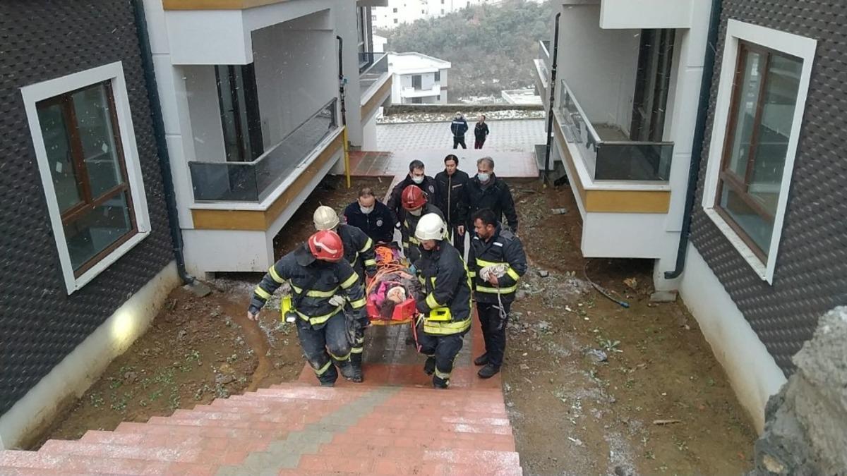 Asans&ouml;r boşluğuna d&uuml;şen gen&ccedil; kızı itfaiye ekipleri kurtardı