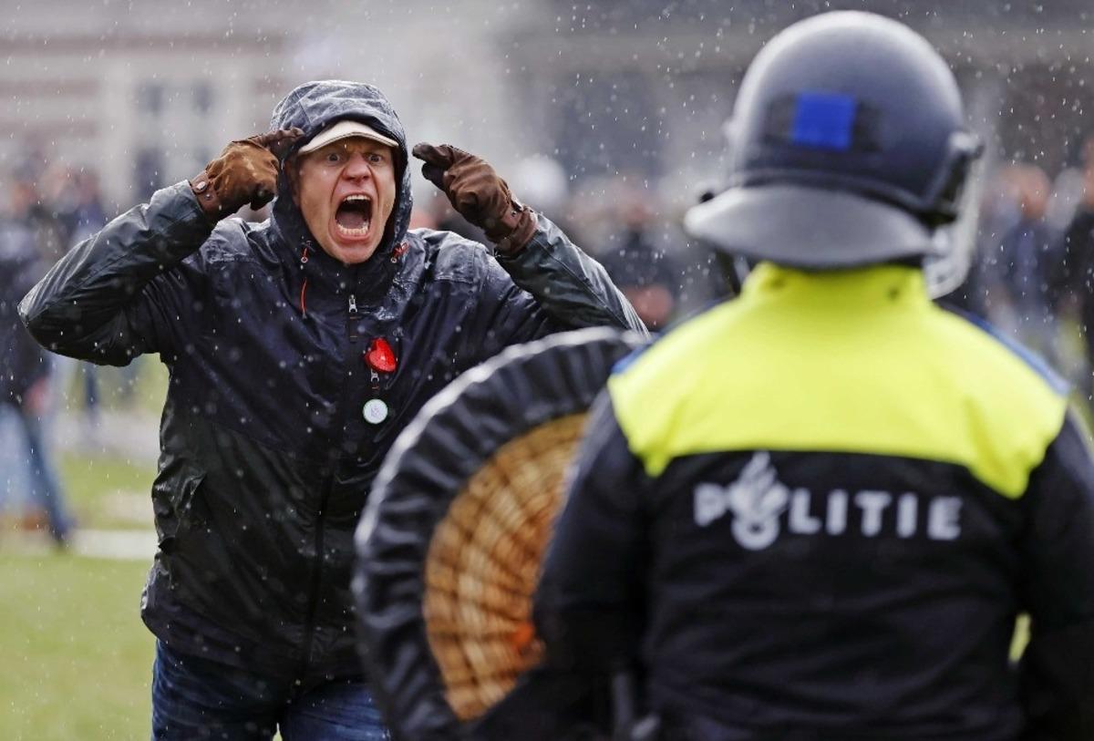 Hollanda&rsquo;da binlerce kişi Covid-19 kısıtlamalarını protesto etti