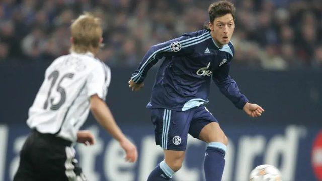 Mesut Özil, Schalke 04 formasıyla