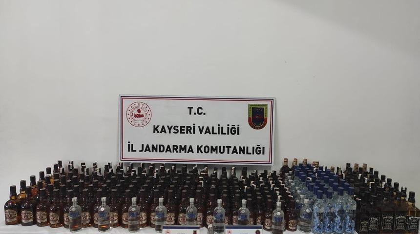 Jandarma mağarada saklanan 180 litre ka&ccedil;ak i&ccedil;ki ele ge&ccedil;irdi
