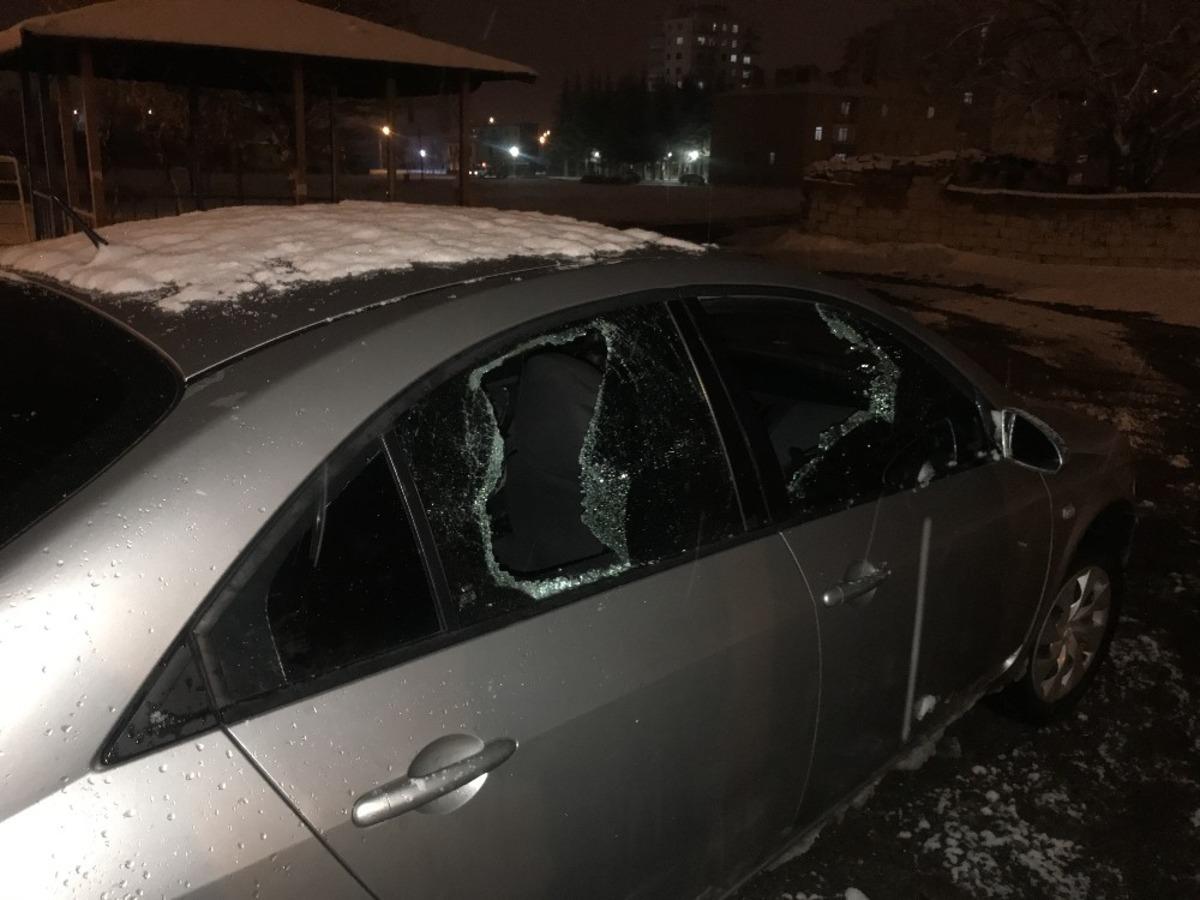 Baltayla saldırdıkları otomobilin s&uuml;r&uuml;c&uuml;s&uuml;n&uuml; bacağından yaraladılar