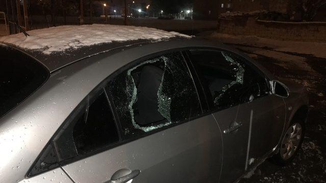 Baltayla saldırdıkları otomobilin sürücüsünü bacağından yaraladılar