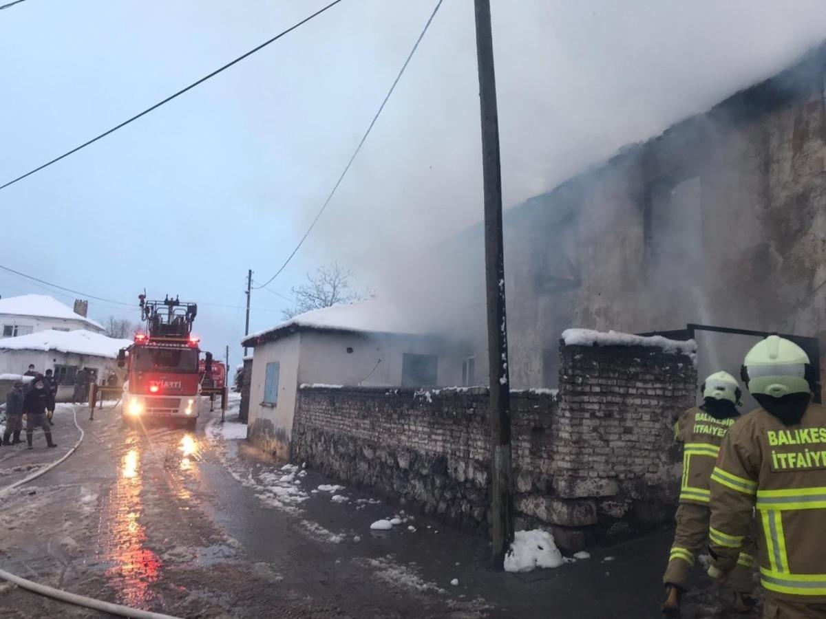 Balya&rsquo;da ev yangını