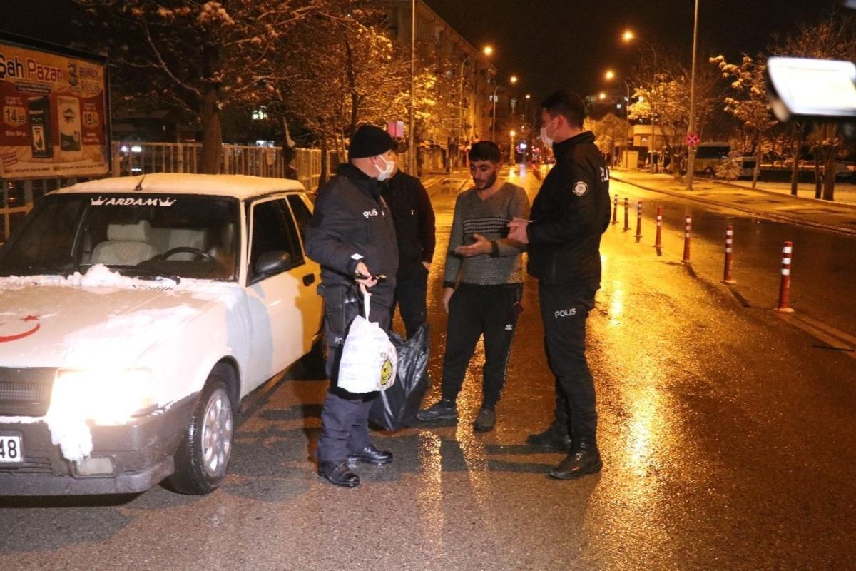 Kısıtlamayı deldi, ka&ccedil;ak sigara ile maskesiz yakalandı: &ldquo;Kendime sarıyorum&rdquo;