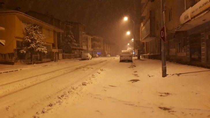 Beyaza bürünen Tufanbeyli’de belediye ekiplerinin yoğun kar mesaisi G2