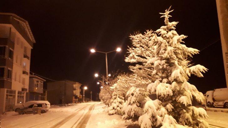 Beyaza bürünen Tufanbeyli’de belediye ekiplerinin yoğun kar mesaisi G4