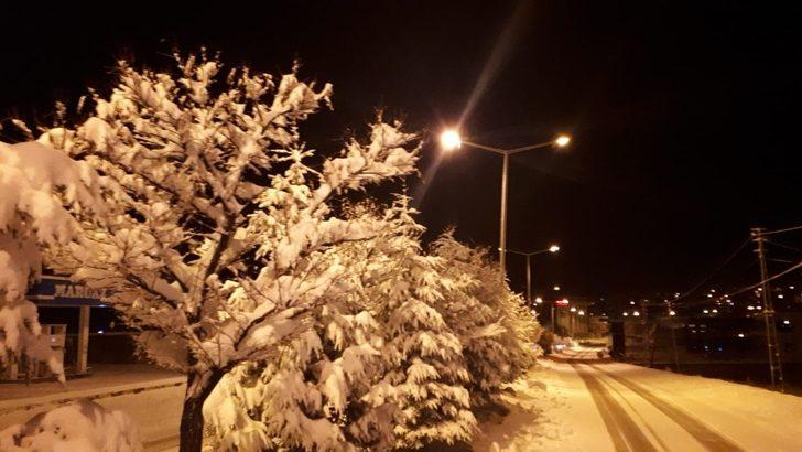 Beyaza bürünen Tufanbeyli’de belediye ekiplerinin yoğun kar mesaisi G5