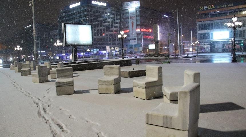Ankara'da gece boyu yoğun kar yağışı yaşandı, kent beyaza b&uuml;r&uuml;nd&uuml;