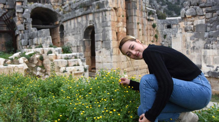 Antalya Demre'de kış ortasında bahar yaşanıyor! Sıcaklık 23 dereceye çıktı