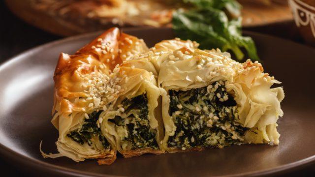Sevmeyenler bile ayıla bayıla yiyor... Çıtır çıtır puf puf ıspanaklı börek tarifi!