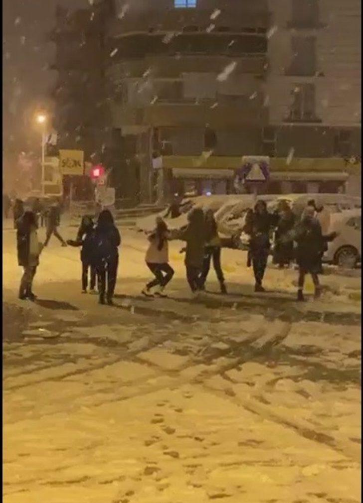 Kar yağışını oyun havaları ile kutladılar G2