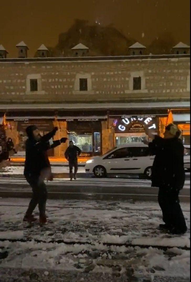 Kar yağışını oyun havaları ile kutladılar G3