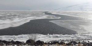 Şaşırtan g&ouml;r&uuml;nt&uuml;! &Ccedil;ıldır g&ouml;l&uuml; ikiye ayrıldı