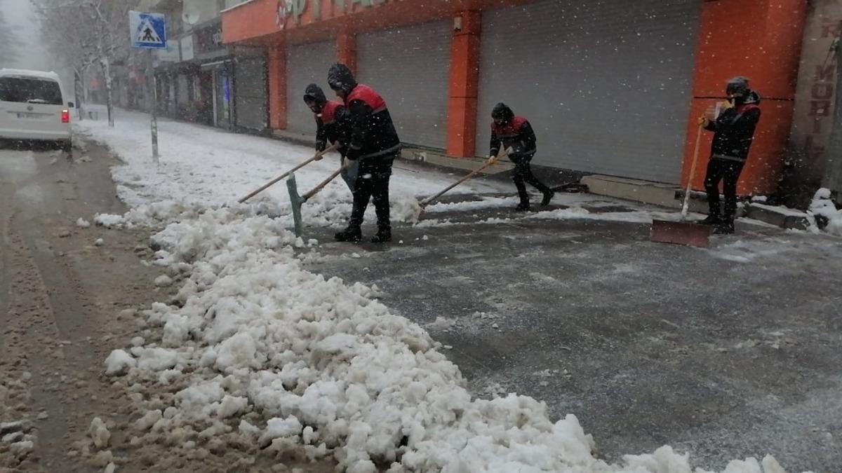 Tatvan Belediyesinden karla m&uuml;cadele &ccedil;alışması