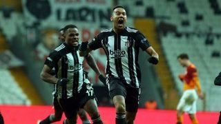 Josef sözünde durdu, buz tutmuş havuza atladı