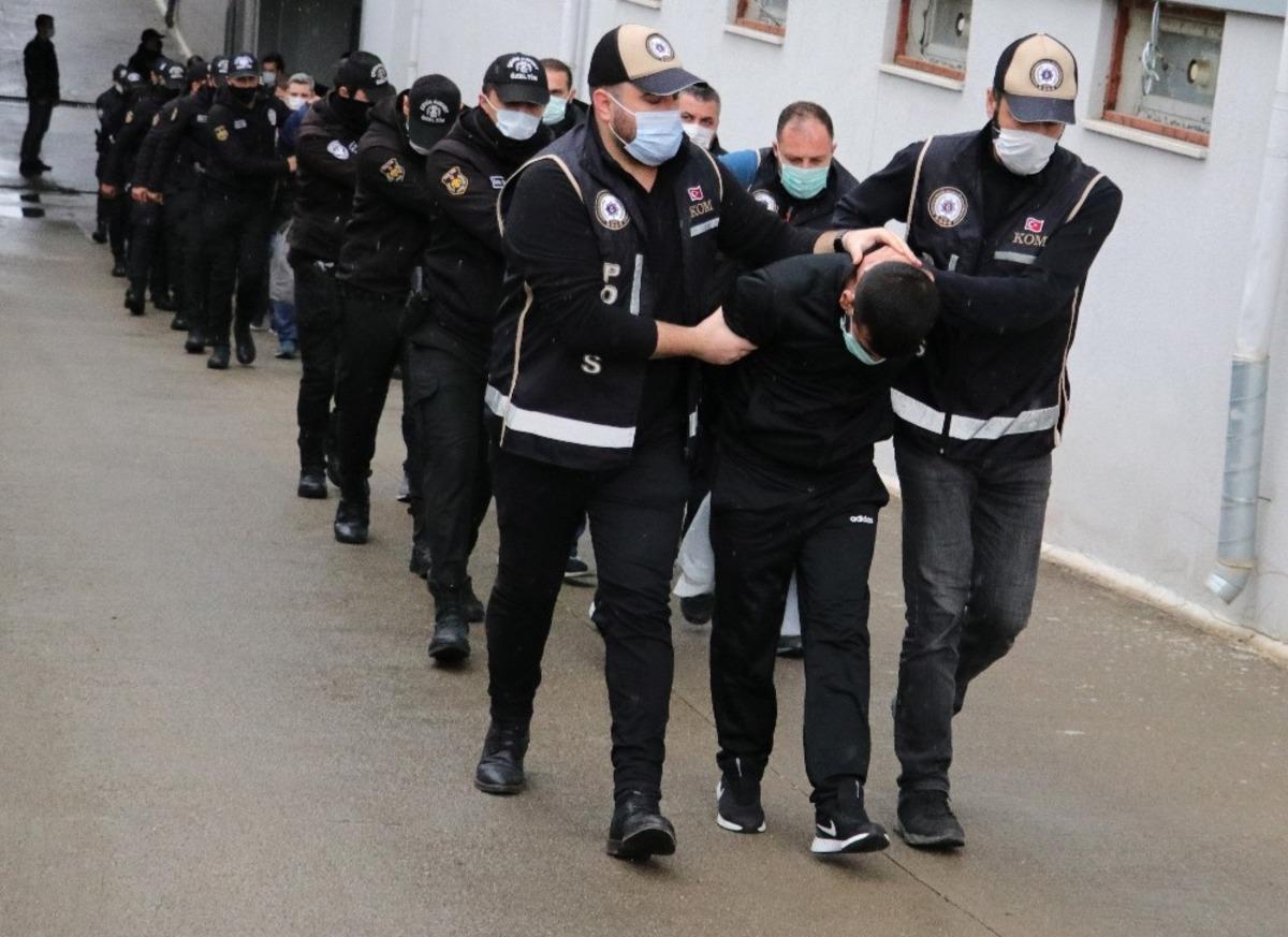 &Ccedil;ete lideri cinayet işleyip tehditle &ccedil;ocuğun &uuml;zerine atmış