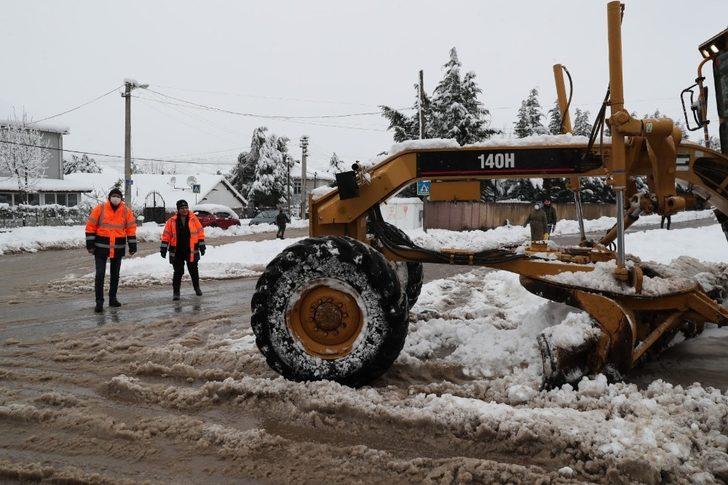 Karlı yolları verilen mücadele Akmeşe’yi elektriğe kavuşturdu G3