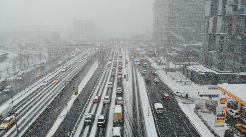 İstanbul&rsquo;da trafik durma noktasına geldi