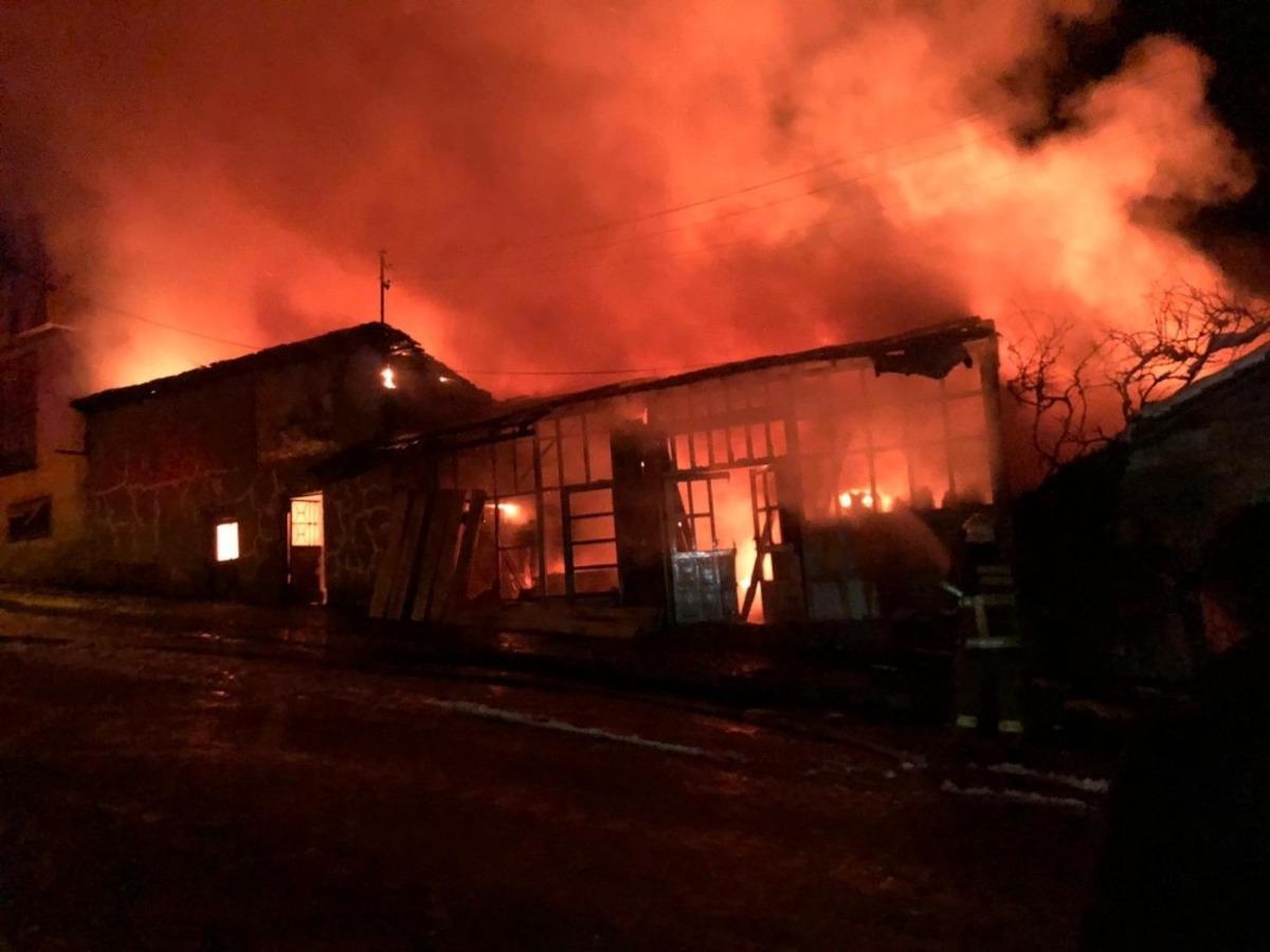 Balıkesir&rsquo;de 2 işyeri alevlere teslim oldu