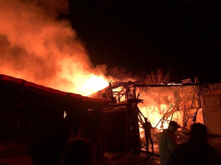 Balıkesir’de 2 işyeri alevlere teslim oldu G4