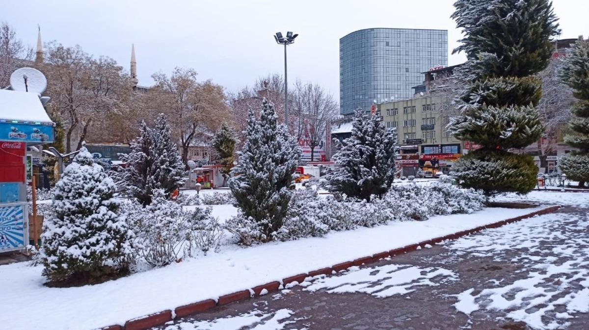 Malatya&rsquo;da kar yağdı hummalı &ccedil;alışma başladı
