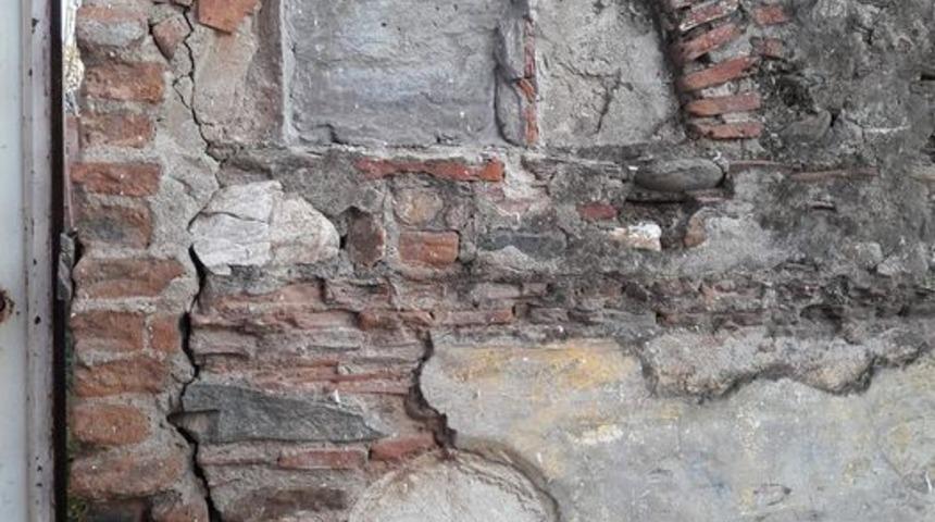 Hırsızlar tarihi &ccedil;eşmenin kitabesini &ccedil;aldı