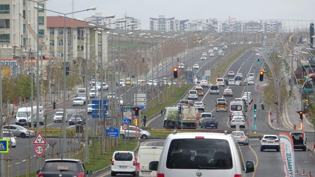56 saatlik kısıtlama bitti, Diyarbakır&rsquo;da trafik yoğunluğu başladı