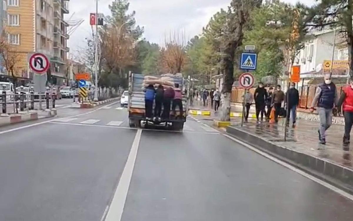 Seyir halindeki araca asılıp &ouml;l&uuml;me davetiye &ccedil;ıkardılar