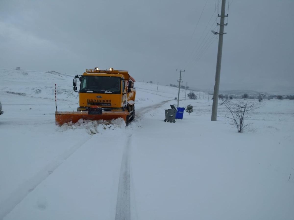 Karla m&uuml;cadele ekipleri gece g&uuml;nd&uuml;z mesai yaptı