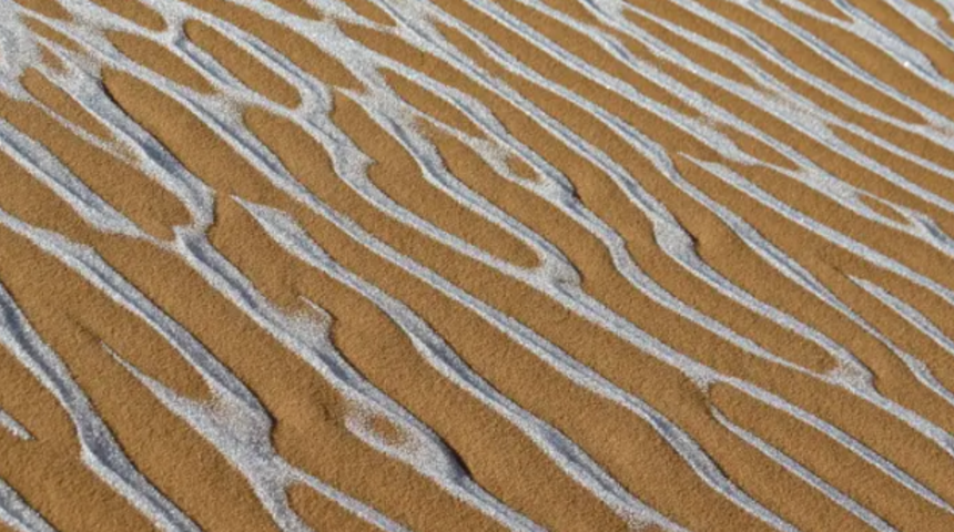 Sahra Çölü kumullarına yağan karın muhteşem görüntüsü