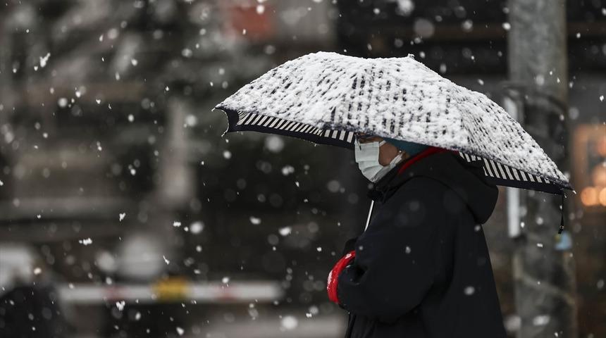 İstanbul'a kar geliyor! Saat vererek il&ccedil;eleri tek tek saydı (Meteoroloji'den son hava durumu tahminleri)