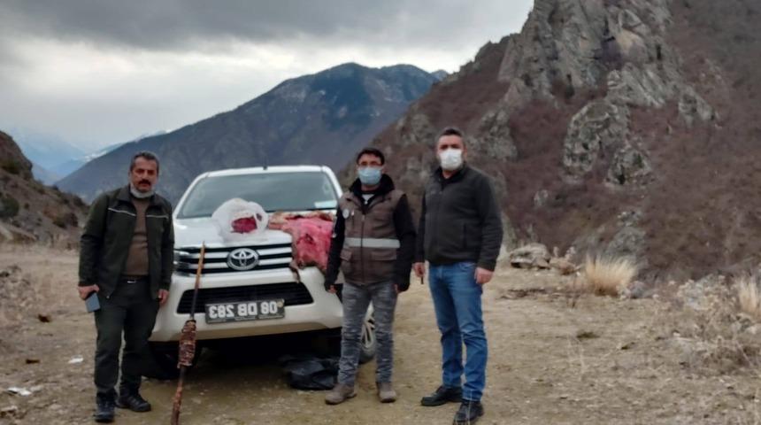 Avladıkları yaban keçisini döner yapıp yerken yakalandılar